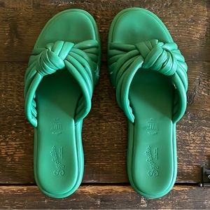 Seychelles Green Leather Slide Sandals Womens size 9.5 (worn inside twice!)